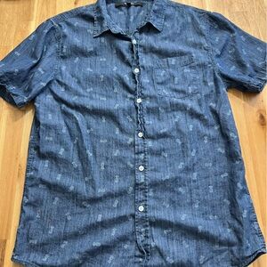 Carbon Men’s Chambray Button-Down Shirt Pineapple Print Blue Short Sleeve Size L
